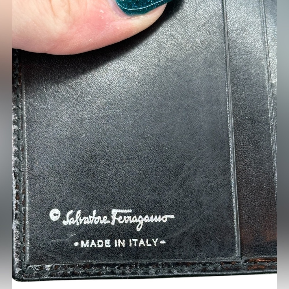 AUTH SALVATORE FERRAGAMO GANCINI LEATHER EMBOSSED LOGO COMPACT WALLET EUC - Picture 10 of 11